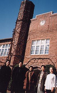 大学時代に所属した写真部の同級生らと、立教大学のシンボルである「本館」の前で。