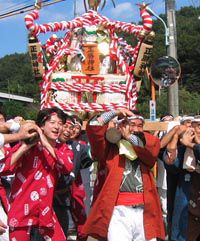 地元、正勝神社の祭礼で神輿をかついでいるシーン。