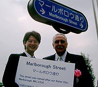 2003年　姉妹都市提携５周年記念式典の一環で「マールボロウ通り」の命名式が行われた際に、友人のモロウ市長と。