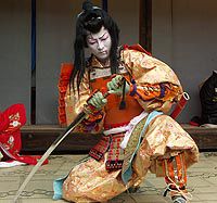 地元菅生に伝わる農村歌舞伎でも役者として奮闘。